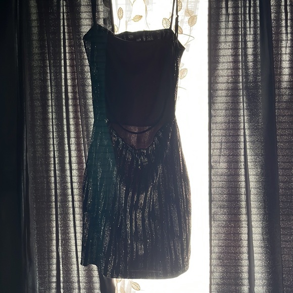 Selling dress only wore once - Picture 2 of 3